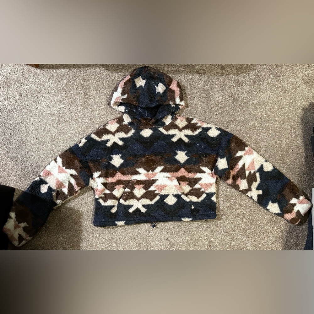 Aeropostale, fuzzy cop top sweatshirt. Size: Medium